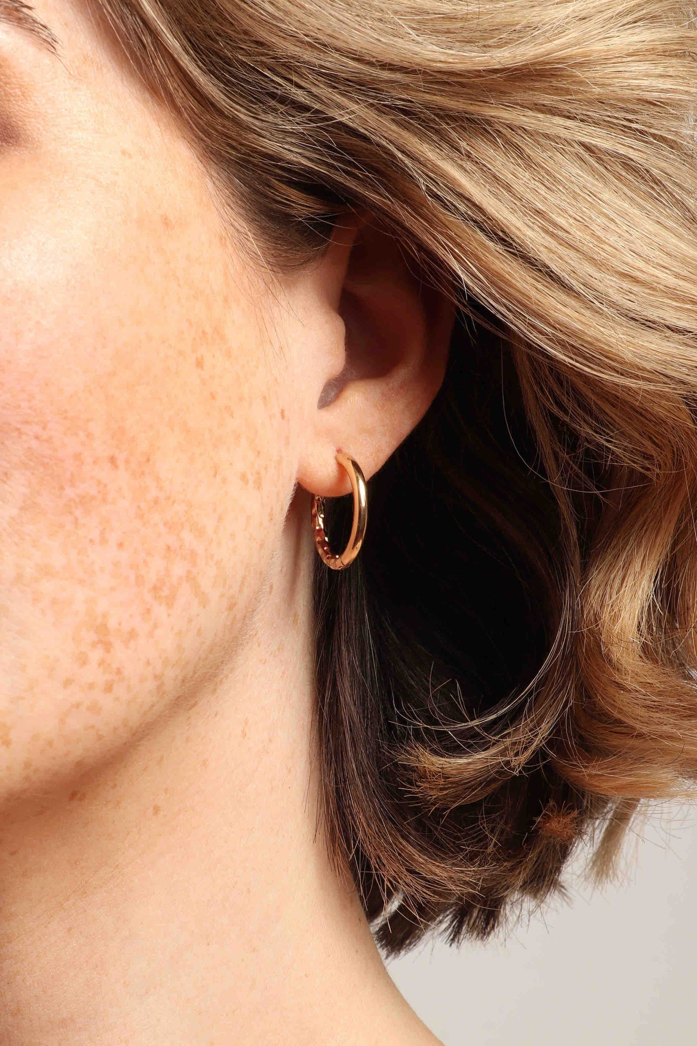 TARA HUGGIES-20MM-GOLD-REVERSIBLE
