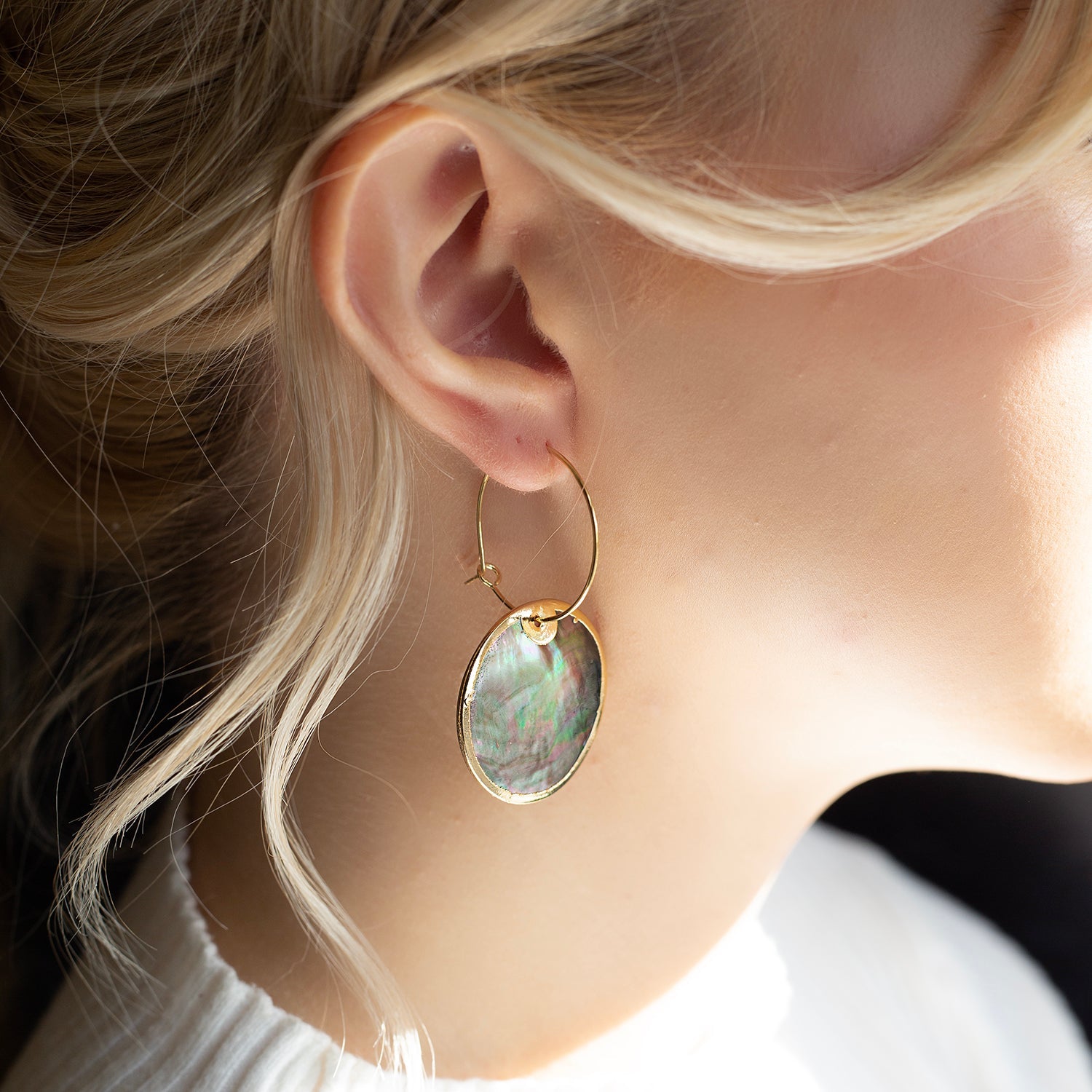 INTENTIONS EARRINGS CAPIZ BLACK SHELL CIRCLE