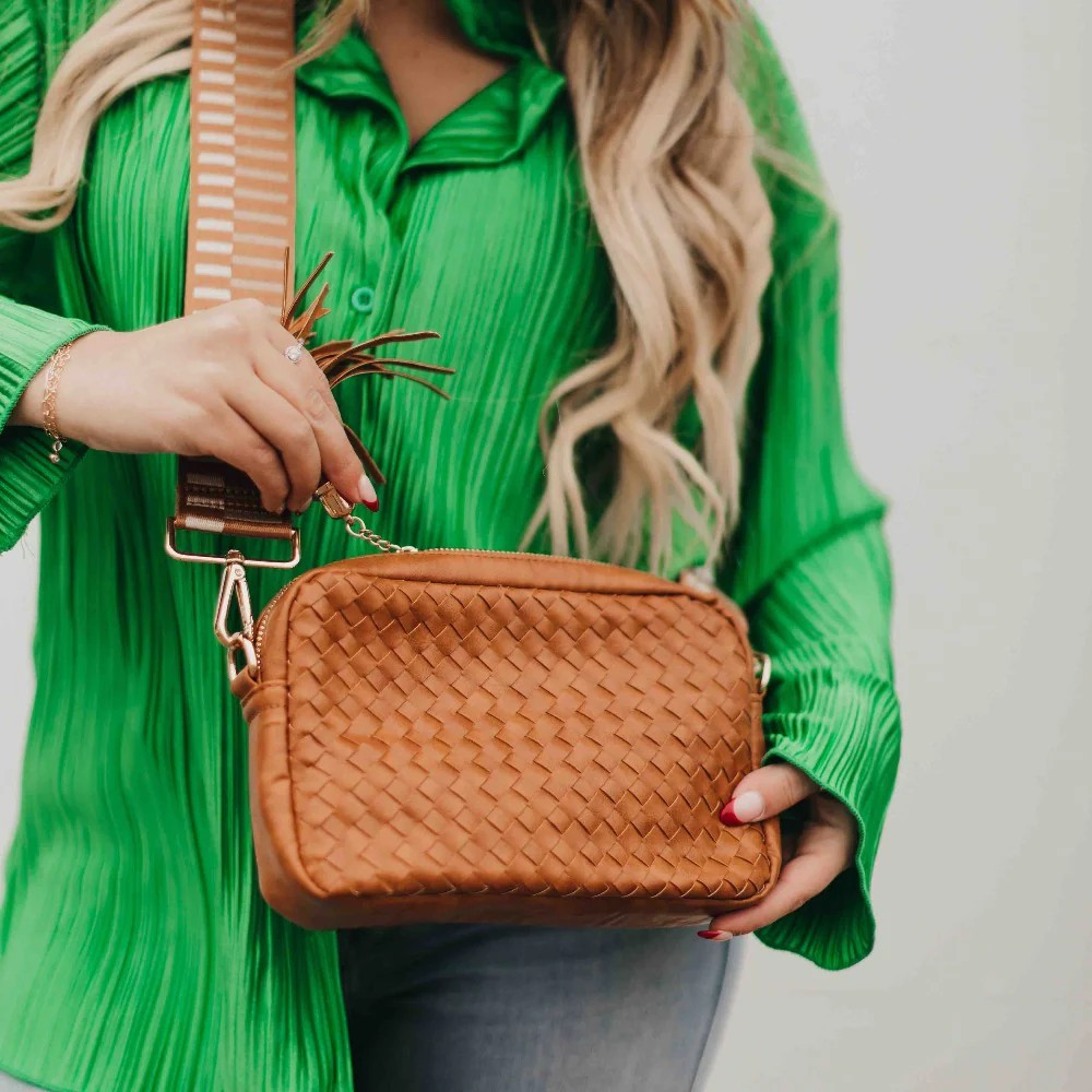 WOVEN WILLOW CAMERA CROSSBODY BAG-BROWN